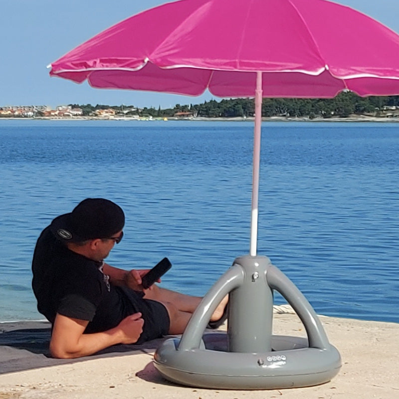 Airboom Blue mit Pumpe – Der aufblasbare Sonnenschirmständer mit Getränkekühler für den Strand