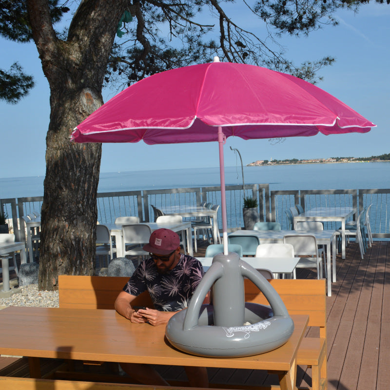 Airboom Pink mit Pumpe – Der aufblasbare Sonnenschirmständer mit Getränkekühler für den Strand