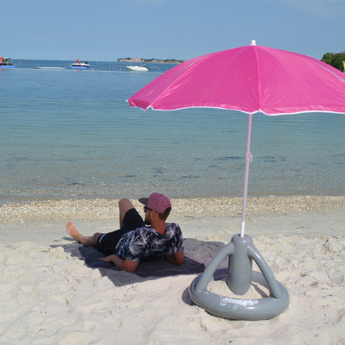 Airboom Blue mit Pumpe – Der aufblasbare Sonnenschirmständer mit Getränkekühler für den Strand